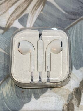 Apple wired earbuds nwot